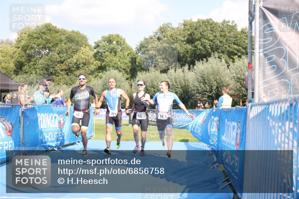25.08.2024 - Elbe Triathlon Hamburg H.Heesch http://msf.ph/oto/6856758 25.08.2024 16:12:45 Ziel  meine-sportfotos.de
