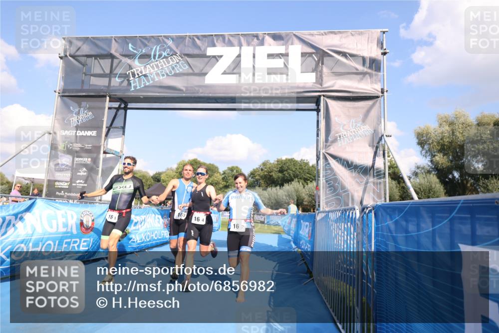 25.08.2024 - Elbe Triathlon Hamburg H.Heesch http://msf.ph/oto/6856982 25.08.2024 16:12:46 Ziel  meine-sportfotos.de