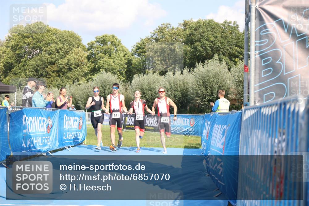 25.08.2024 - Elbe Triathlon Hamburg H.Heesch http://msf.ph/oto/6857070 25.08.2024 16:13:58 Ziel  meine-sportfotos.de