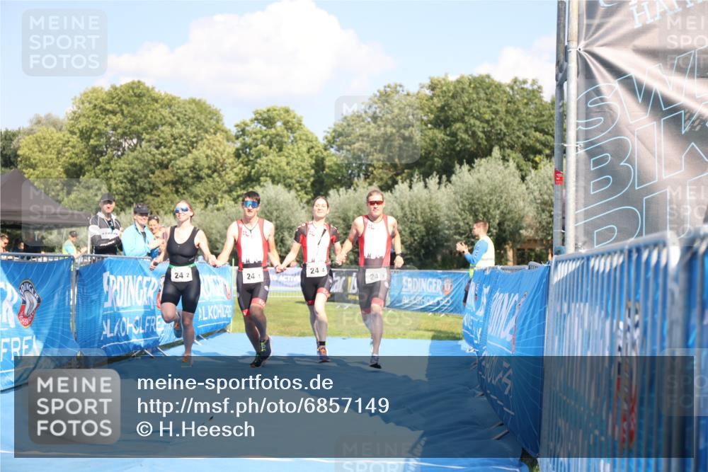 25.08.2024 - Elbe Triathlon Hamburg H.Heesch http://msf.ph/oto/6857149 25.08.2024 16:13:59 Ziel  meine-sportfotos.de