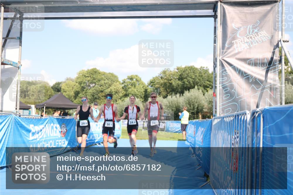 25.08.2024 - Elbe Triathlon Hamburg H.Heesch http://msf.ph/oto/6857182 25.08.2024 16:13:59 Ziel  meine-sportfotos.de