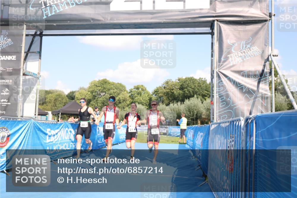 25.08.2024 - Elbe Triathlon Hamburg H.Heesch http://msf.ph/oto/6857214 25.08.2024 16:13:59 Ziel  meine-sportfotos.de