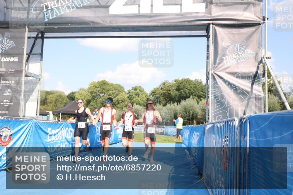25.08.2024 - Elbe Triathlon Hamburg H.Heesch http://msf.ph/oto/6857220 25.08.2024 16:13:59 Ziel  meine-sportfotos.de