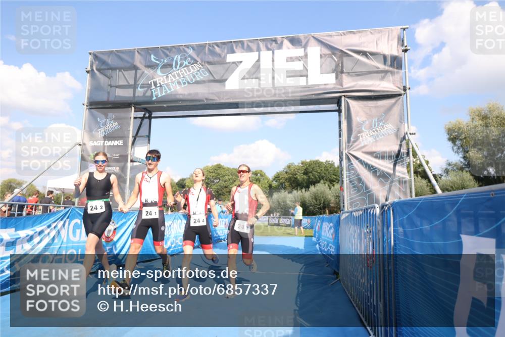 25.08.2024 - Elbe Triathlon Hamburg H.Heesch http://msf.ph/oto/6857337 25.08.2024 16:14:00 Ziel  meine-sportfotos.de
