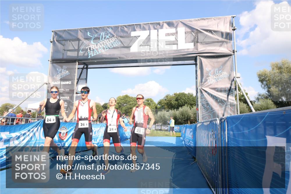 25.08.2024 - Elbe Triathlon Hamburg H.Heesch http://msf.ph/oto/6857345 25.08.2024 16:14:01 Ziel  meine-sportfotos.de