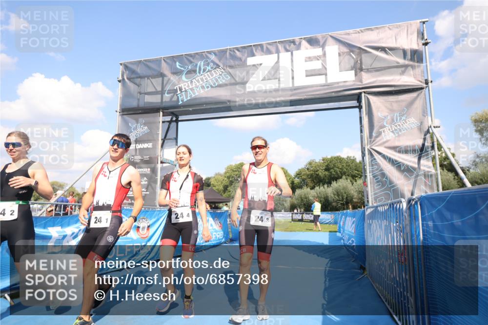 25.08.2024 - Elbe Triathlon Hamburg H.Heesch http://msf.ph/oto/6857398 25.08.2024 16:14:01 Ziel  meine-sportfotos.de