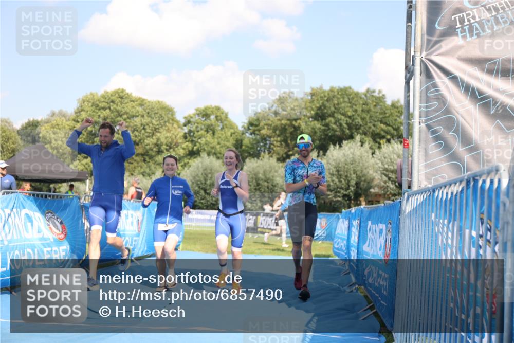 25.08.2024 - Elbe Triathlon Hamburg H.Heesch http://msf.ph/oto/6857490 25.08.2024 16:17:24 Ziel  meine-sportfotos.de