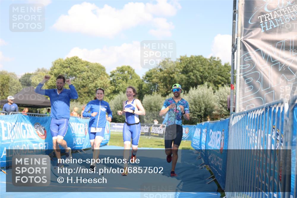 25.08.2024 - Elbe Triathlon Hamburg H.Heesch http://msf.ph/oto/6857502 25.08.2024 16:17:24 Ziel  meine-sportfotos.de