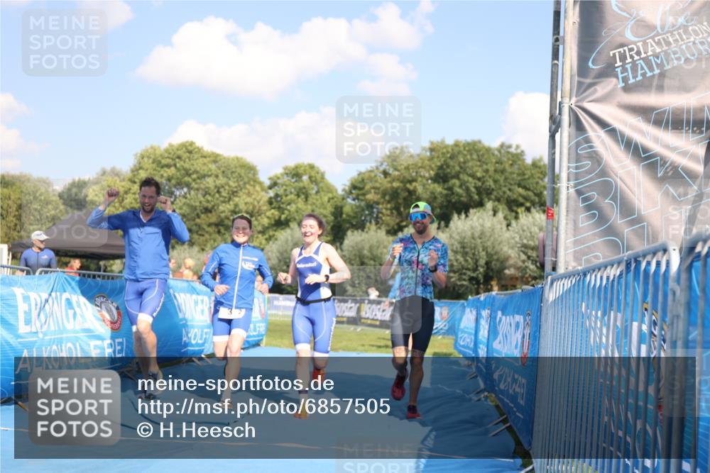 25.08.2024 - Elbe Triathlon Hamburg H.Heesch http://msf.ph/oto/6857505 25.08.2024 16:17:24 Ziel  meine-sportfotos.de