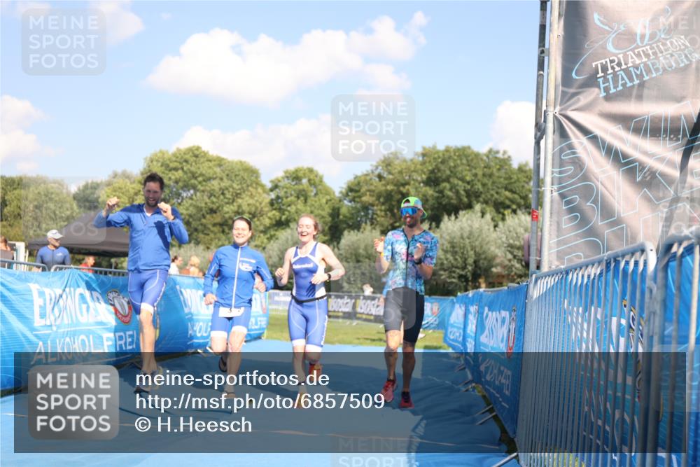 25.08.2024 - Elbe Triathlon Hamburg H.Heesch http://msf.ph/oto/6857509 25.08.2024 16:17:24 Ziel  meine-sportfotos.de
