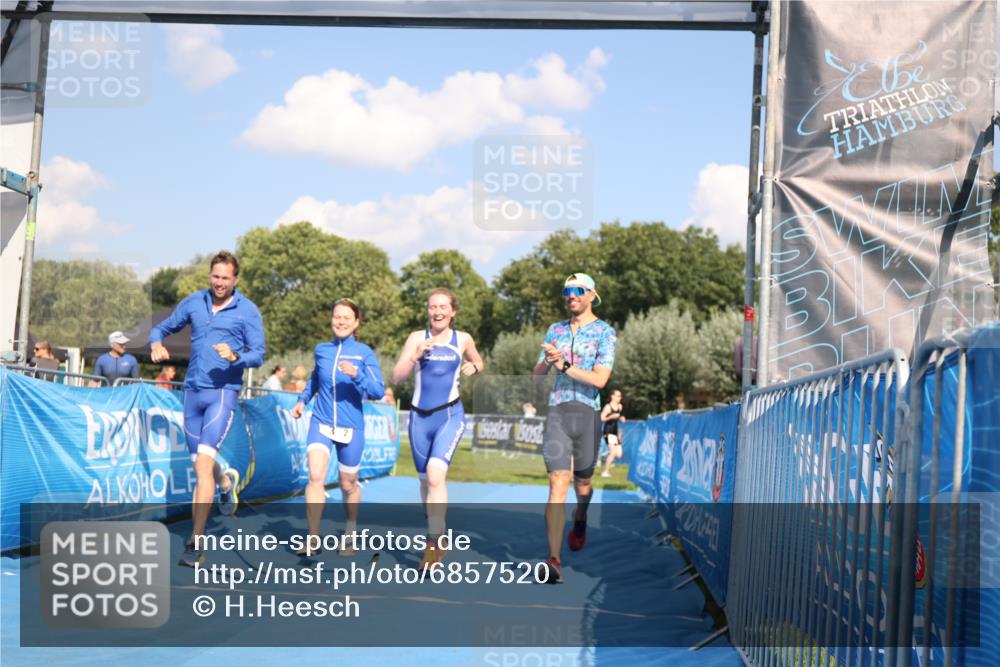 25.08.2024 - Elbe Triathlon Hamburg H.Heesch http://msf.ph/oto/6857520 25.08.2024 16:17:25 Ziel  meine-sportfotos.de
