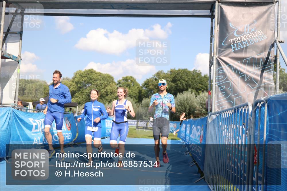 25.08.2024 - Elbe Triathlon Hamburg H.Heesch http://msf.ph/oto/6857534 25.08.2024 16:17:25 Ziel  meine-sportfotos.de