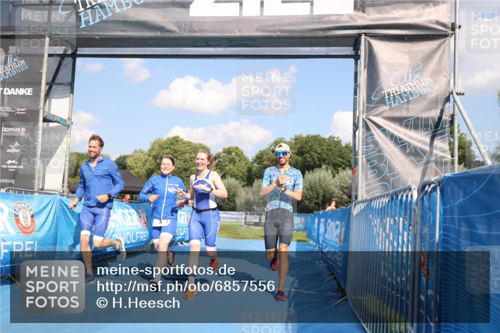 25.08.2024 - Elbe Triathlon Hamburg H.Heesch http://msf.ph/oto/6857556 25.08.2024 16:17:25 Ziel  meine-sportfotos.de