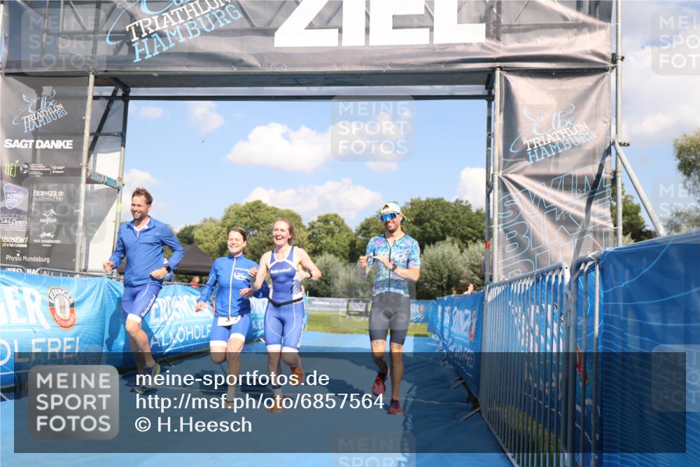 25.08.2024 - Elbe Triathlon Hamburg H.Heesch http://msf.ph/oto/6857564 25.08.2024 16:17:25 Ziel  meine-sportfotos.de