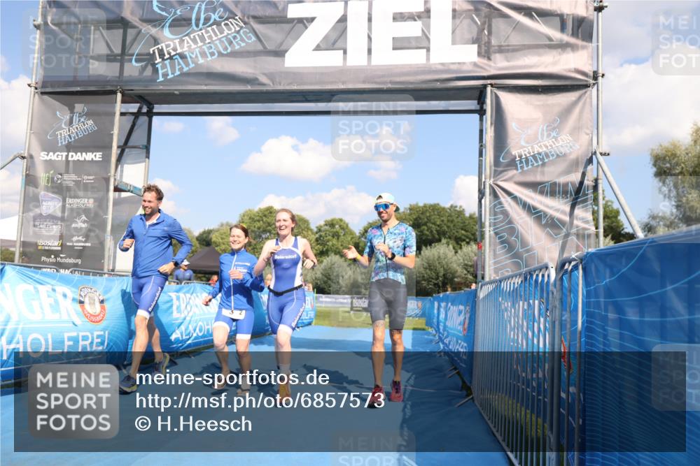 25.08.2024 - Elbe Triathlon Hamburg H.Heesch http://msf.ph/oto/6857573 25.08.2024 16:17:25 Ziel  meine-sportfotos.de