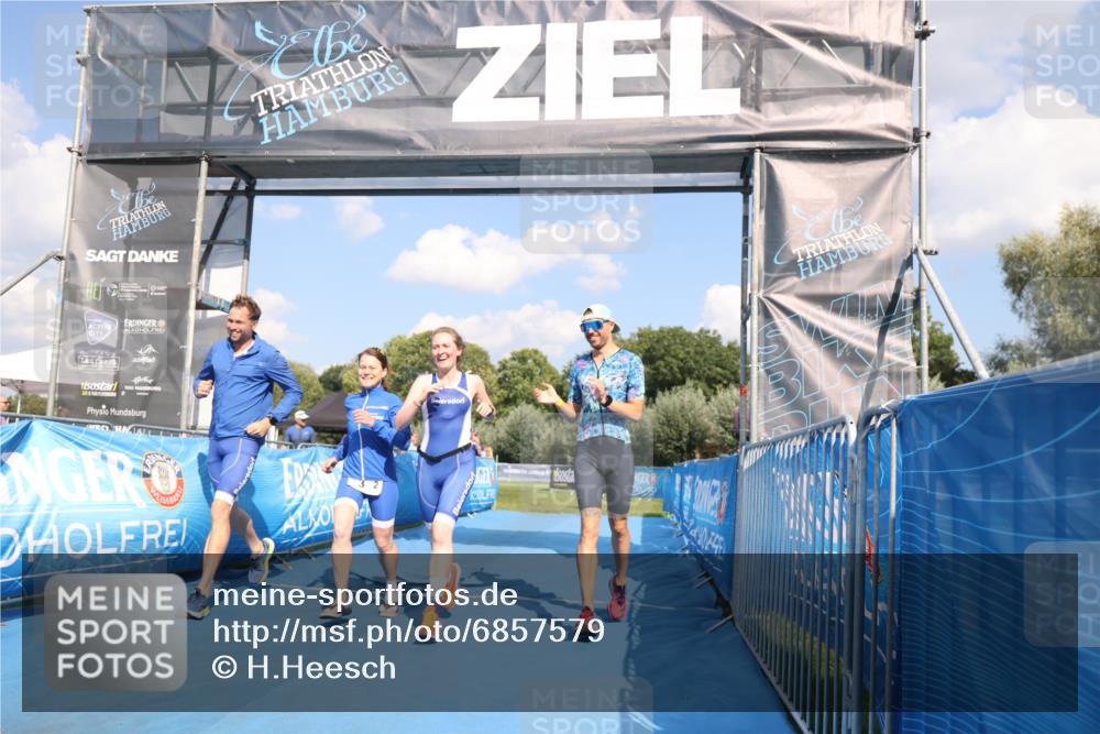 25.08.2024 - Elbe Triathlon Hamburg H.Heesch http://msf.ph/oto/6857579 25.08.2024 16:17:25 Ziel  meine-sportfotos.de