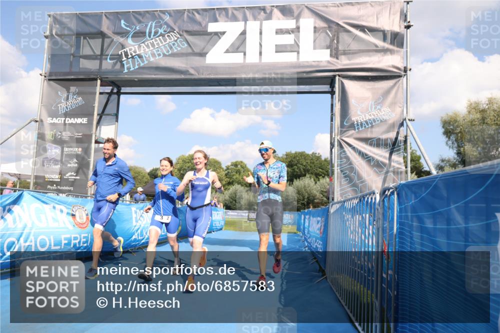 25.08.2024 - Elbe Triathlon Hamburg H.Heesch http://msf.ph/oto/6857583 25.08.2024 16:17:25 Ziel  meine-sportfotos.de