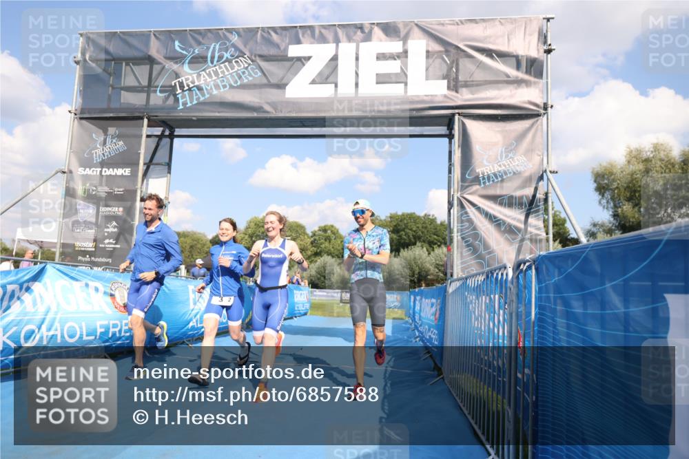 25.08.2024 - Elbe Triathlon Hamburg H.Heesch http://msf.ph/oto/6857588 25.08.2024 16:17:25 Ziel  meine-sportfotos.de