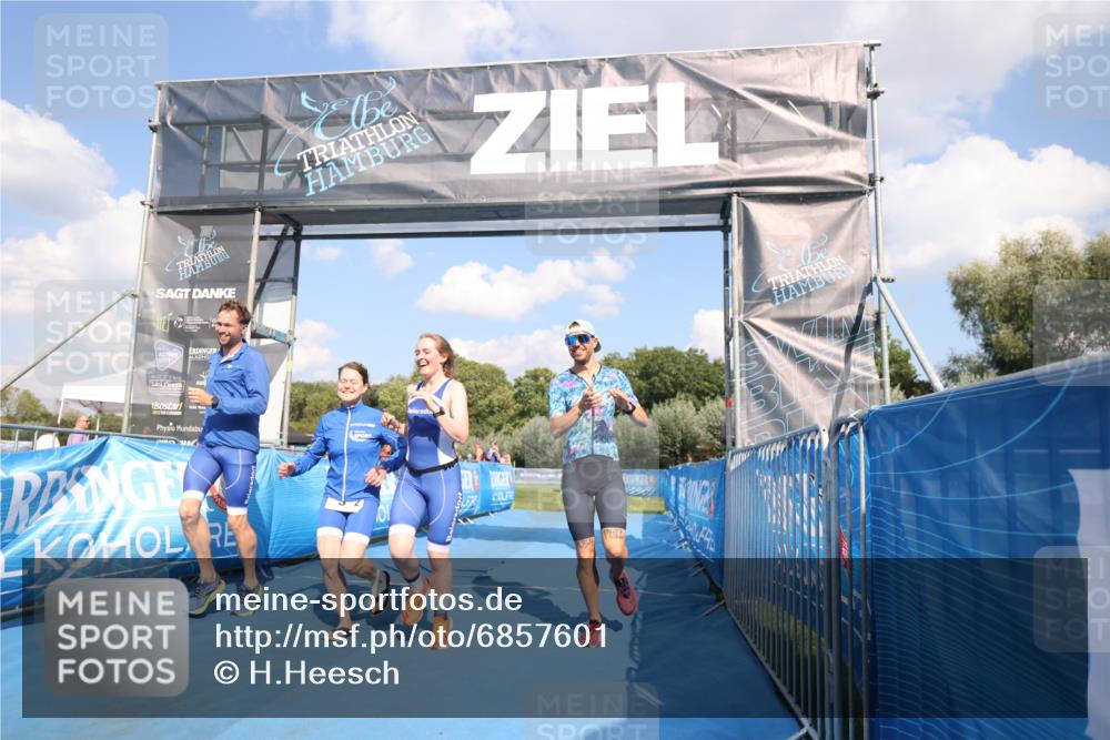 25.08.2024 - Elbe Triathlon Hamburg H.Heesch http://msf.ph/oto/6857601 25.08.2024 16:17:25 Ziel  meine-sportfotos.de