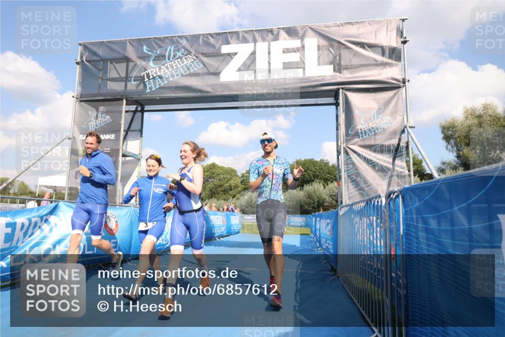 25.08.2024 - Elbe Triathlon Hamburg H.Heesch http://msf.ph/oto/6857612 25.08.2024 16:17:26 Ziel  meine-sportfotos.de