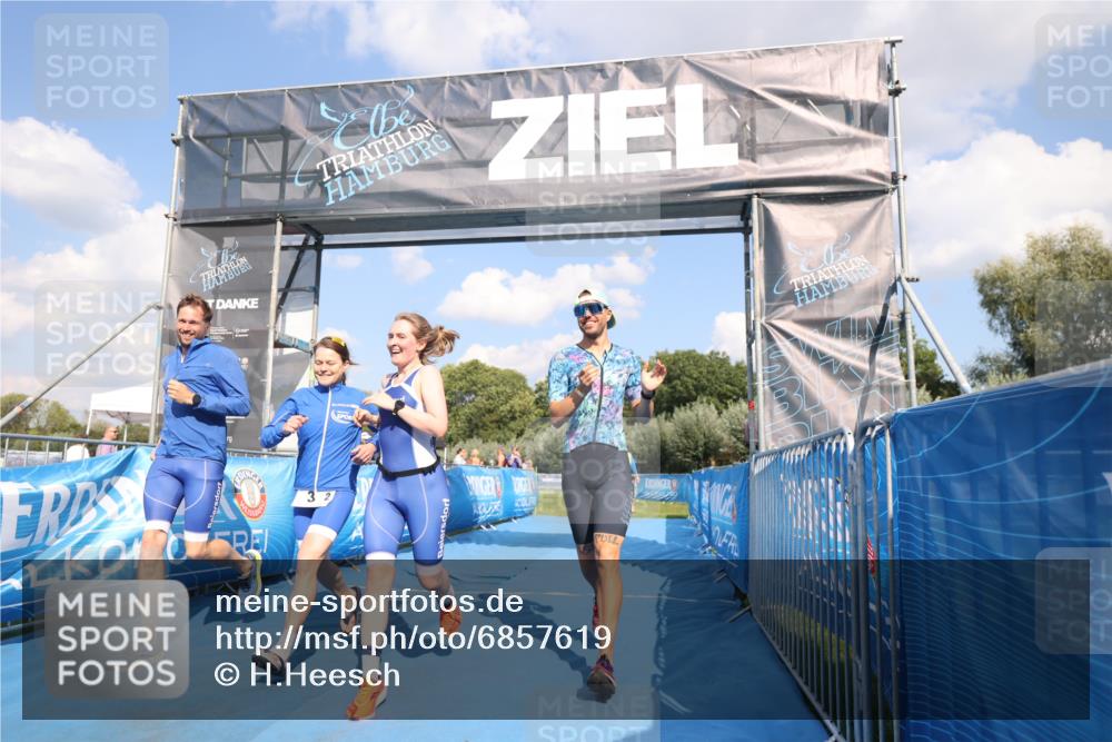 25.08.2024 - Elbe Triathlon Hamburg H.Heesch http://msf.ph/oto/6857619 25.08.2024 16:17:26 Ziel  meine-sportfotos.de