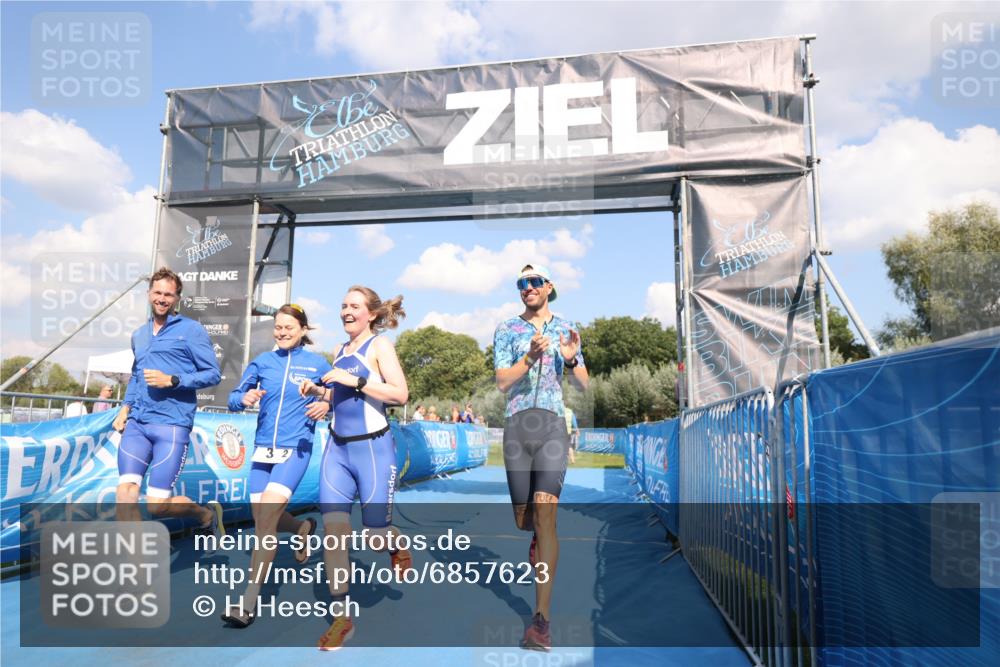 25.08.2024 - Elbe Triathlon Hamburg H.Heesch http://msf.ph/oto/6857623 25.08.2024 16:17:26 Ziel  meine-sportfotos.de