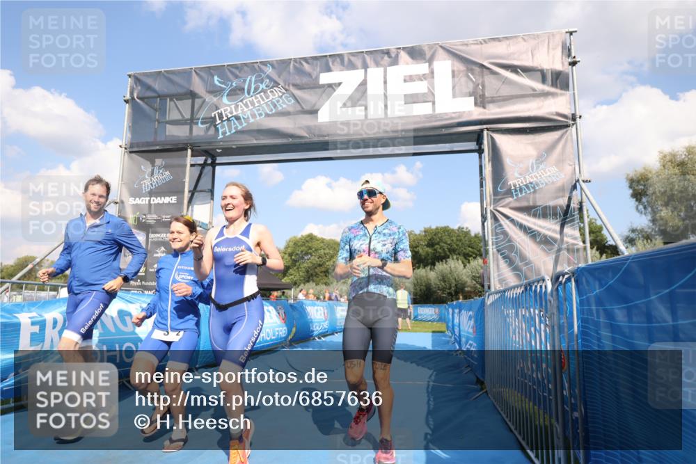 25.08.2024 - Elbe Triathlon Hamburg H.Heesch http://msf.ph/oto/6857636 25.08.2024 16:17:26 Ziel  meine-sportfotos.de