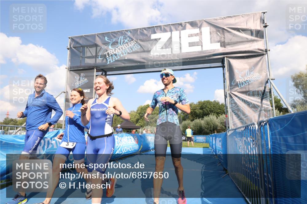 25.08.2024 - Elbe Triathlon Hamburg H.Heesch http://msf.ph/oto/6857650 25.08.2024 16:17:26 Ziel  meine-sportfotos.de