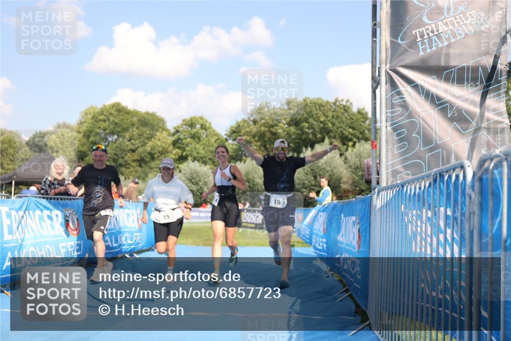 25.08.2024 - Elbe Triathlon Hamburg H.Heesch http://msf.ph/oto/6857723 25.08.2024 16:18:28 Ziel  meine-sportfotos.de