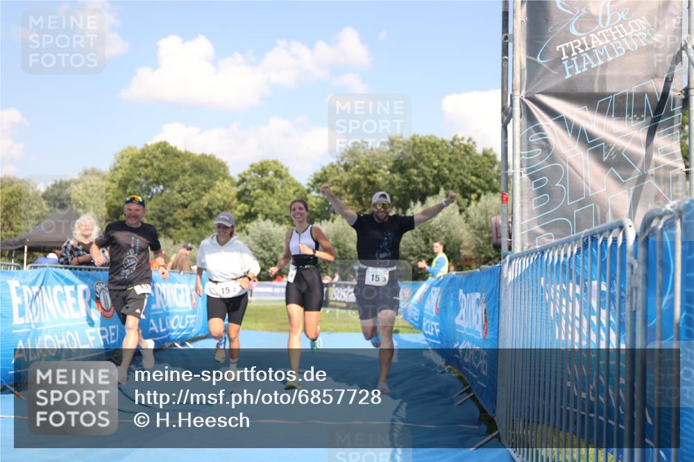 25.08.2024 - Elbe Triathlon Hamburg H.Heesch http://msf.ph/oto/6857728 25.08.2024 16:18:28 Ziel  meine-sportfotos.de