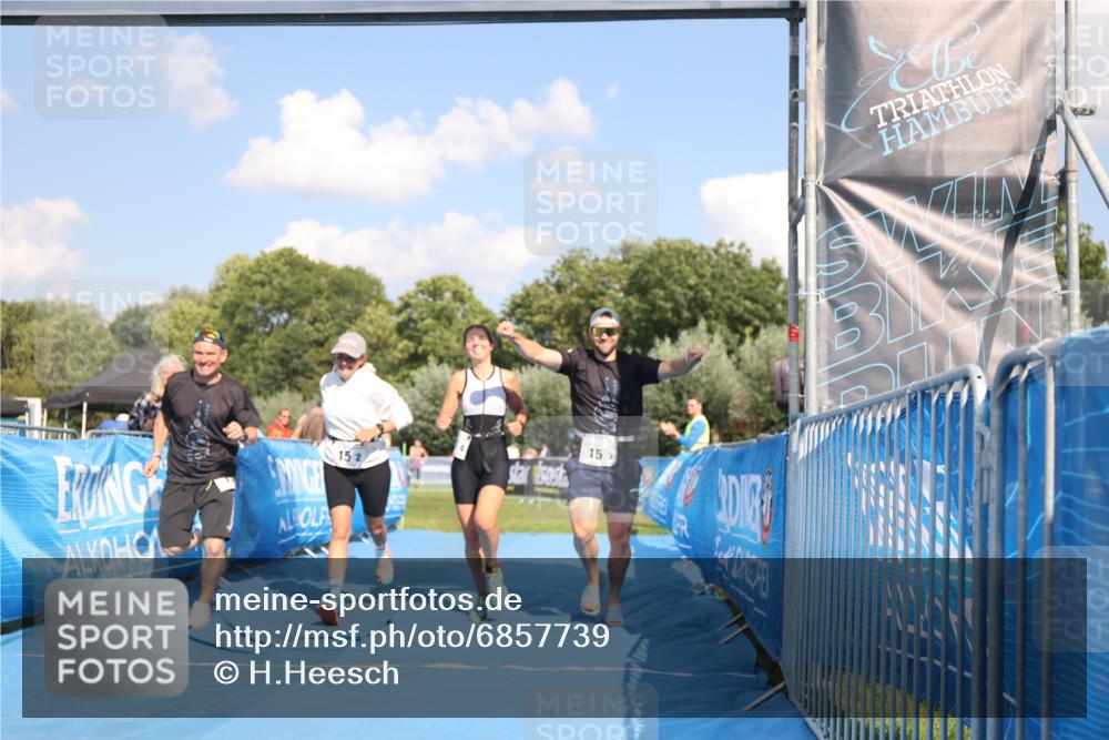 25.08.2024 - Elbe Triathlon Hamburg H.Heesch http://msf.ph/oto/6857739 25.08.2024 16:18:29 Ziel  meine-sportfotos.de