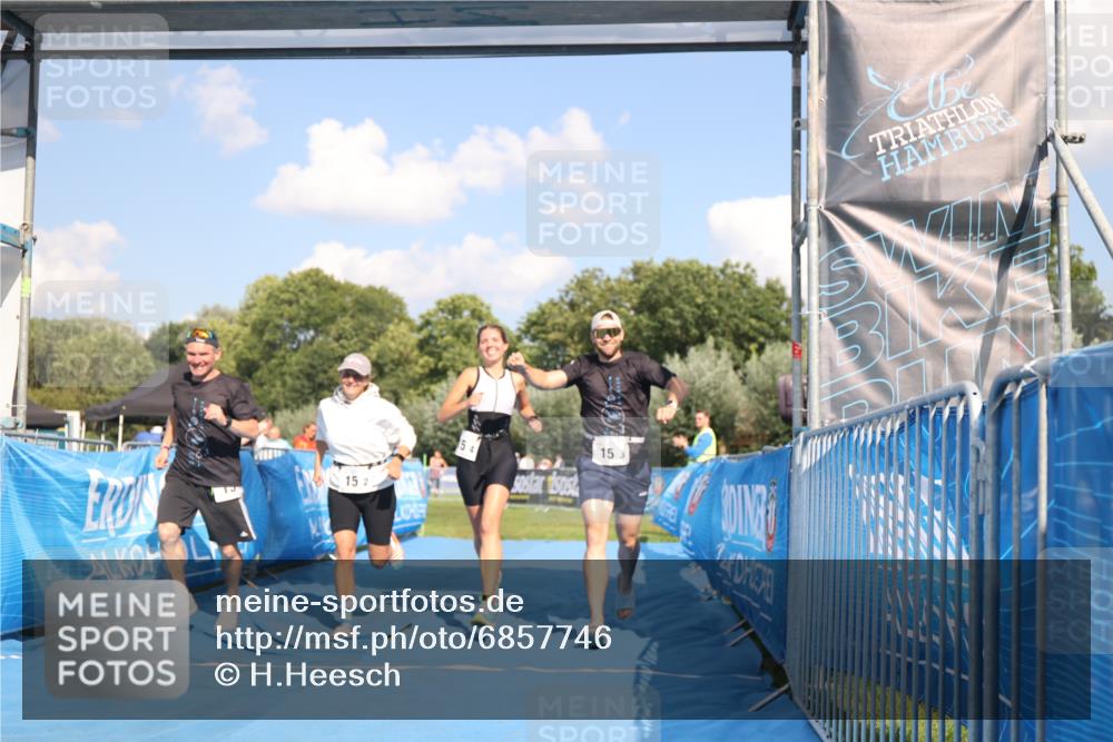 25.08.2024 - Elbe Triathlon Hamburg H.Heesch http://msf.ph/oto/6857746 25.08.2024 16:18:29 Ziel  meine-sportfotos.de