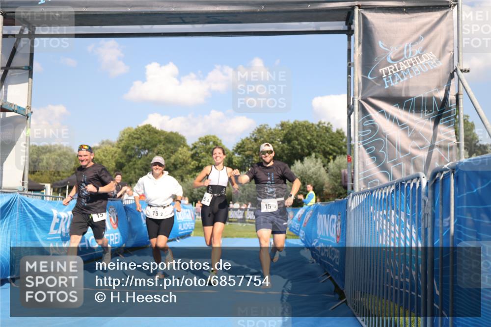 25.08.2024 - Elbe Triathlon Hamburg H.Heesch http://msf.ph/oto/6857754 25.08.2024 16:18:29 Ziel  meine-sportfotos.de