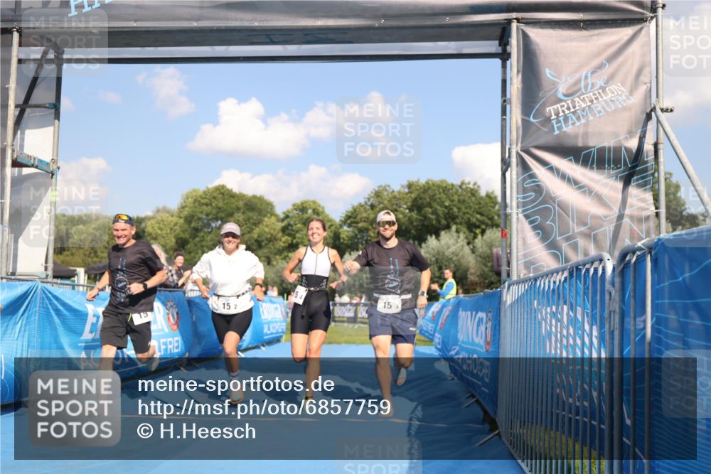 25.08.2024 - Elbe Triathlon Hamburg H.Heesch http://msf.ph/oto/6857759 25.08.2024 16:18:29 Ziel  meine-sportfotos.de