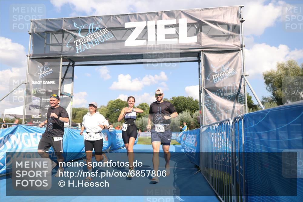 25.08.2024 - Elbe Triathlon Hamburg H.Heesch http://msf.ph/oto/6857806 25.08.2024 16:18:29 Ziel  meine-sportfotos.de