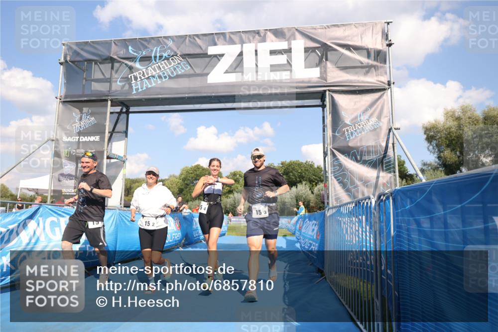 25.08.2024 - Elbe Triathlon Hamburg H.Heesch http://msf.ph/oto/6857810 25.08.2024 16:18:29 Ziel  meine-sportfotos.de