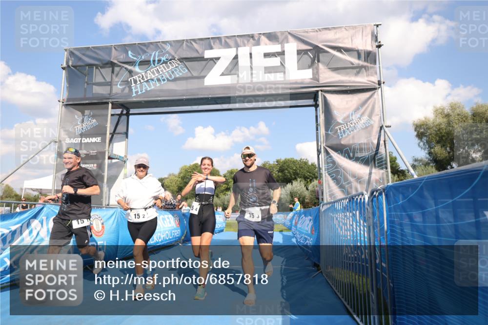 25.08.2024 - Elbe Triathlon Hamburg H.Heesch http://msf.ph/oto/6857818 25.08.2024 16:18:29 Ziel  meine-sportfotos.de
