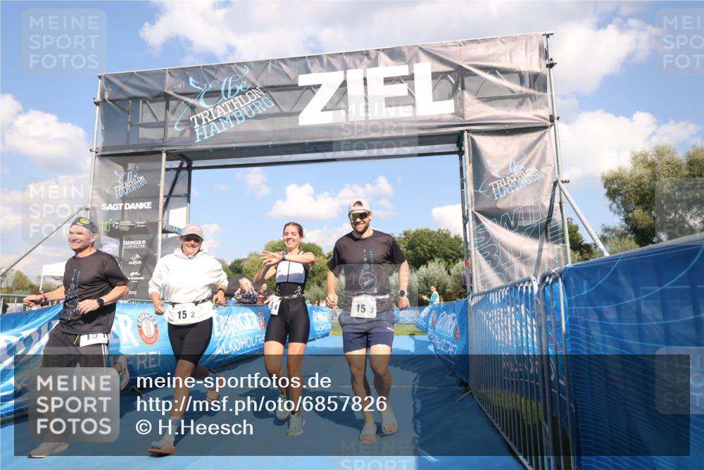 25.08.2024 - Elbe Triathlon Hamburg H.Heesch http://msf.ph/oto/6857826 25.08.2024 16:18:30 Ziel  meine-sportfotos.de