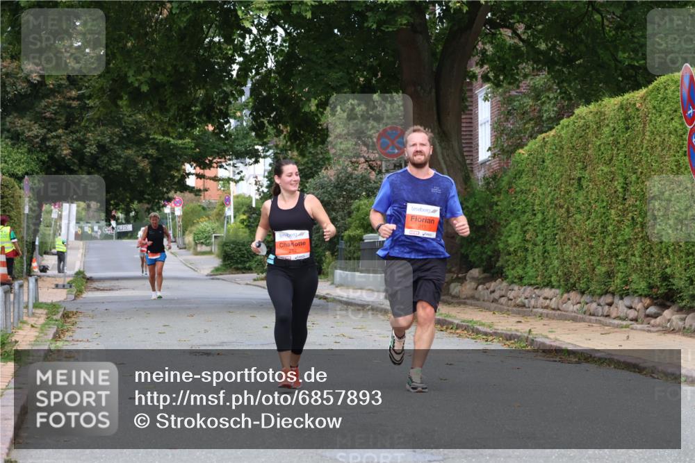 25.08.2024 - 20. Blankeneser Heldenlauf Strokosch-Dieckow http://msf.ph/oto/6857893 25.08.2024 09:49:52 Ziel 211, 212 meine-sportfotos.de