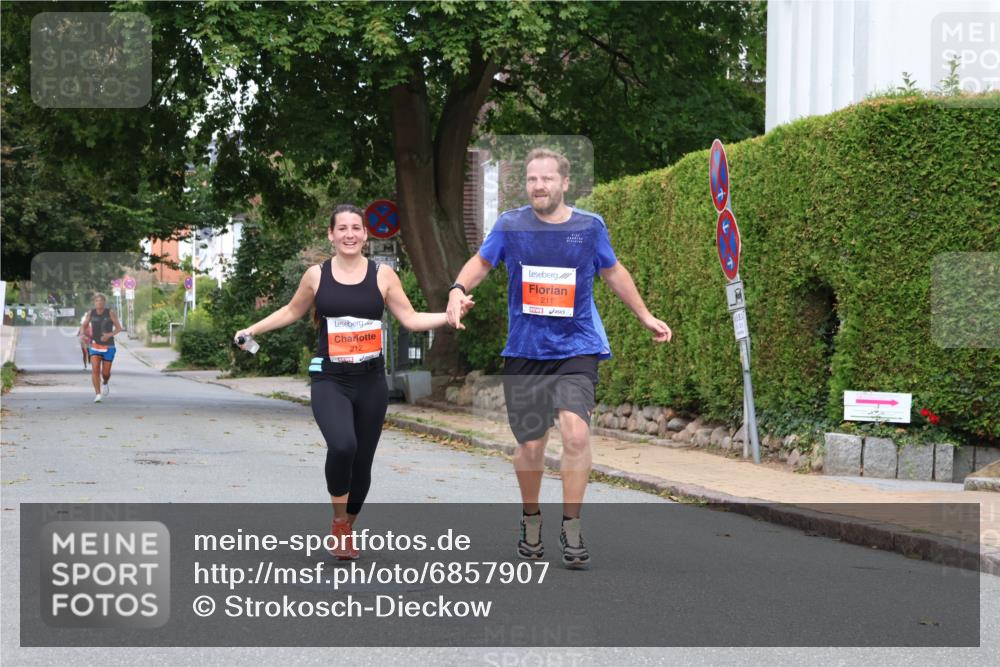 25.08.2024 - 20. Blankeneser Heldenlauf Strokosch-Dieckow http://msf.ph/oto/6857907 25.08.2024 09:49:53 Ziel 211, 212 meine-sportfotos.de