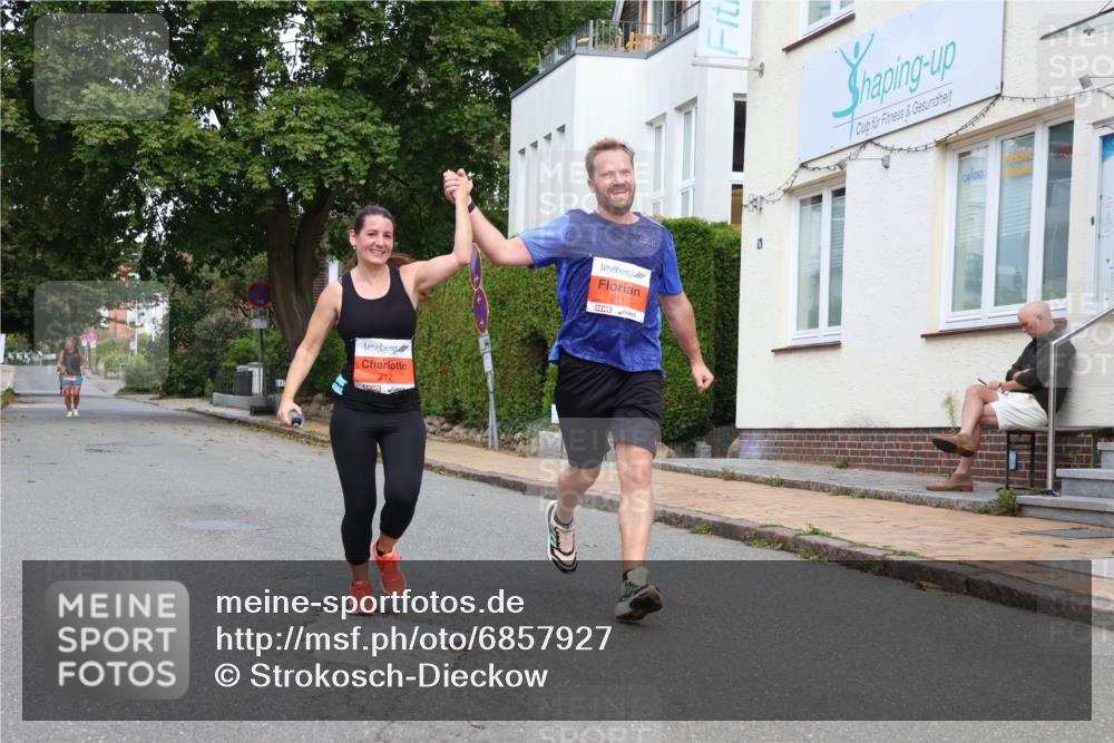 25.08.2024 - 20. Blankeneser Heldenlauf Strokosch-Dieckow http://msf.ph/oto/6857927 25.08.2024 09:49:54 Ziel 211, 212 meine-sportfotos.de