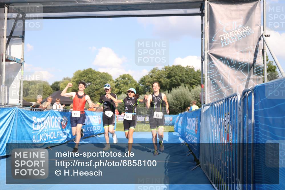 25.08.2024 - Elbe Triathlon Hamburg H.Heesch http://msf.ph/oto/6858100 25.08.2024 16:22:18 Ziel  meine-sportfotos.de