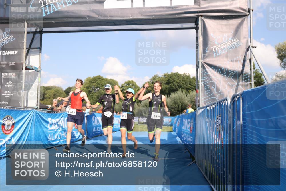 25.08.2024 - Elbe Triathlon Hamburg H.Heesch http://msf.ph/oto/6858120 25.08.2024 16:22:18 Ziel  meine-sportfotos.de