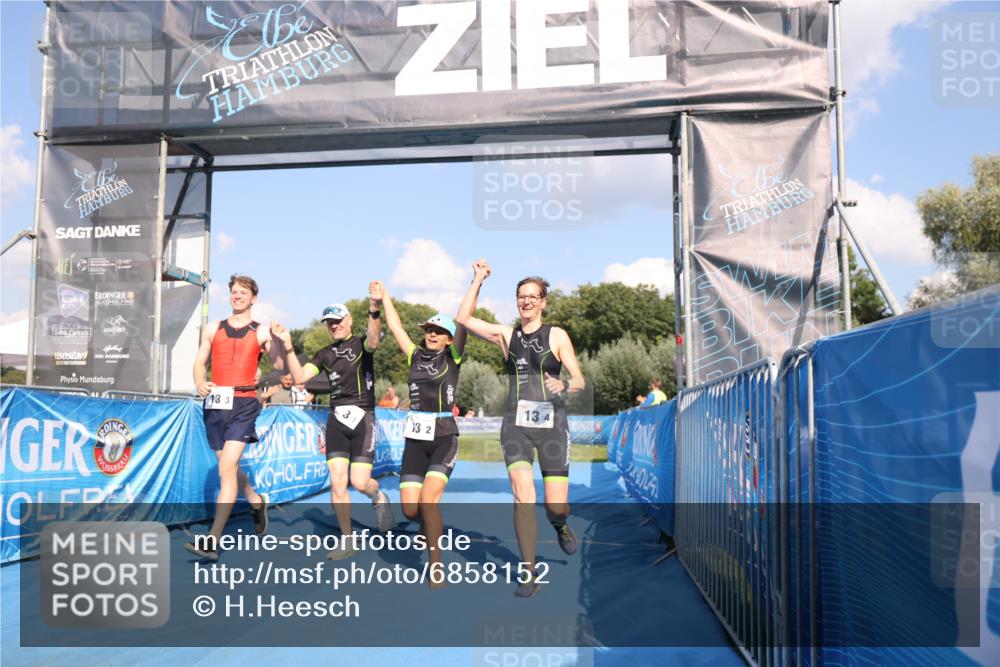 25.08.2024 - Elbe Triathlon Hamburg H.Heesch http://msf.ph/oto/6858152 25.08.2024 16:22:18 Ziel  meine-sportfotos.de