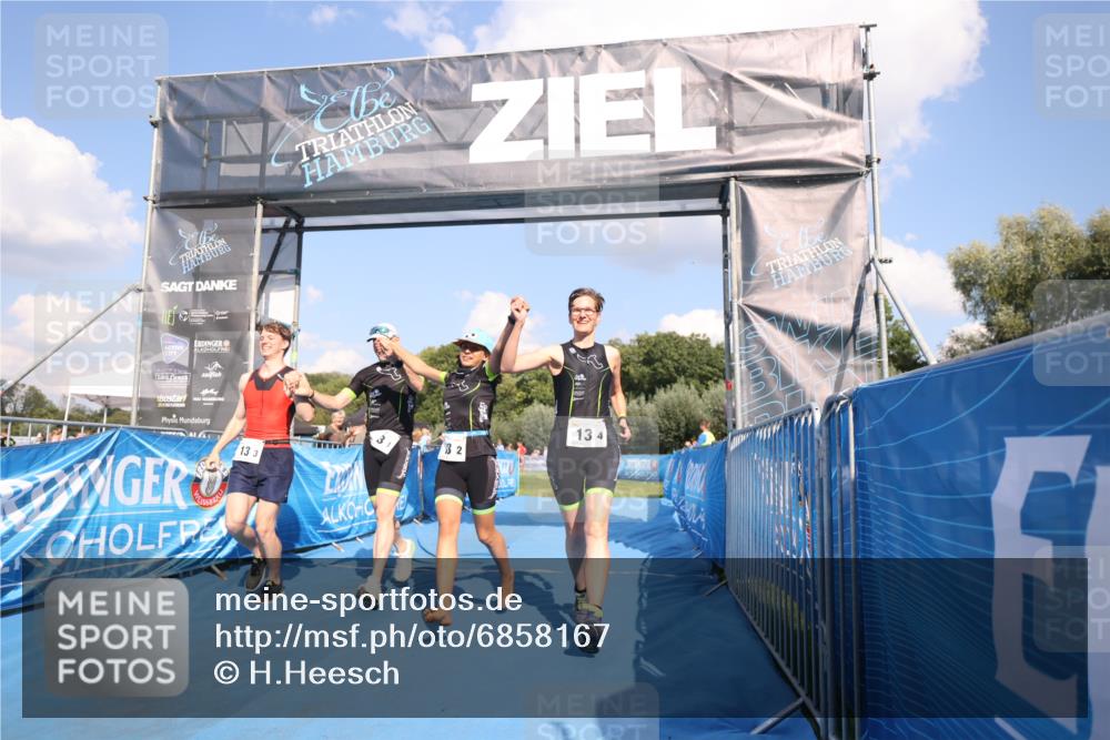 25.08.2024 - Elbe Triathlon Hamburg H.Heesch http://msf.ph/oto/6858167 25.08.2024 16:22:19 Ziel  meine-sportfotos.de