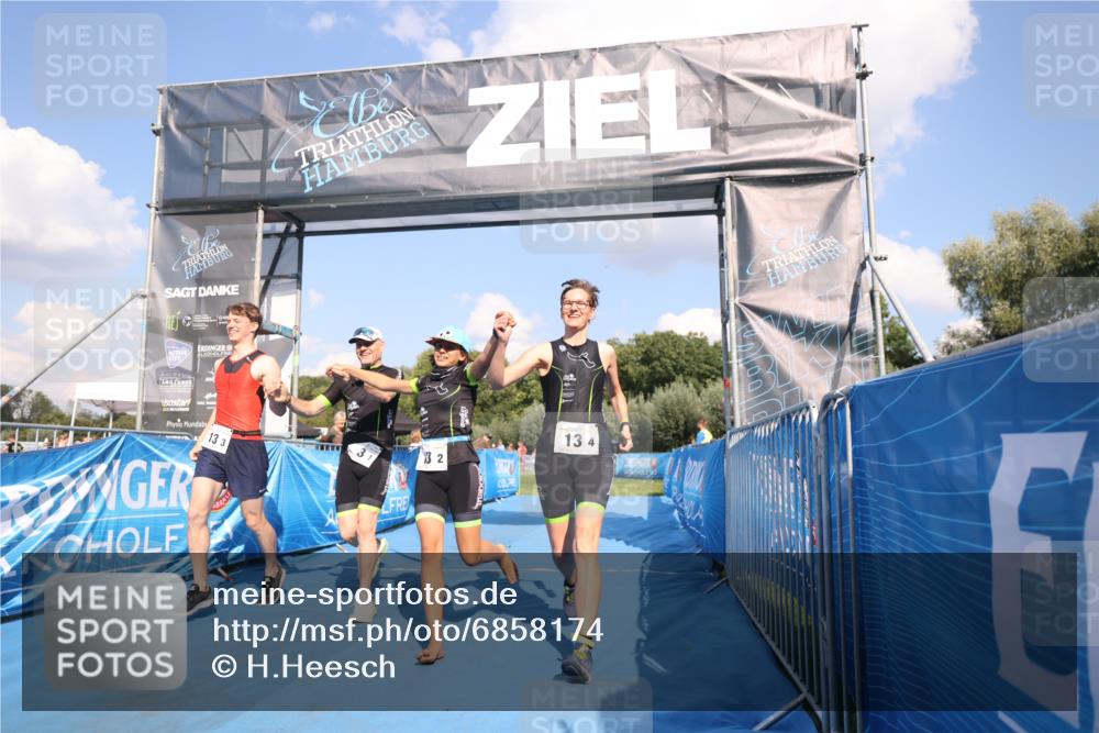 25.08.2024 - Elbe Triathlon Hamburg H.Heesch http://msf.ph/oto/6858174 25.08.2024 16:22:19 Ziel  meine-sportfotos.de