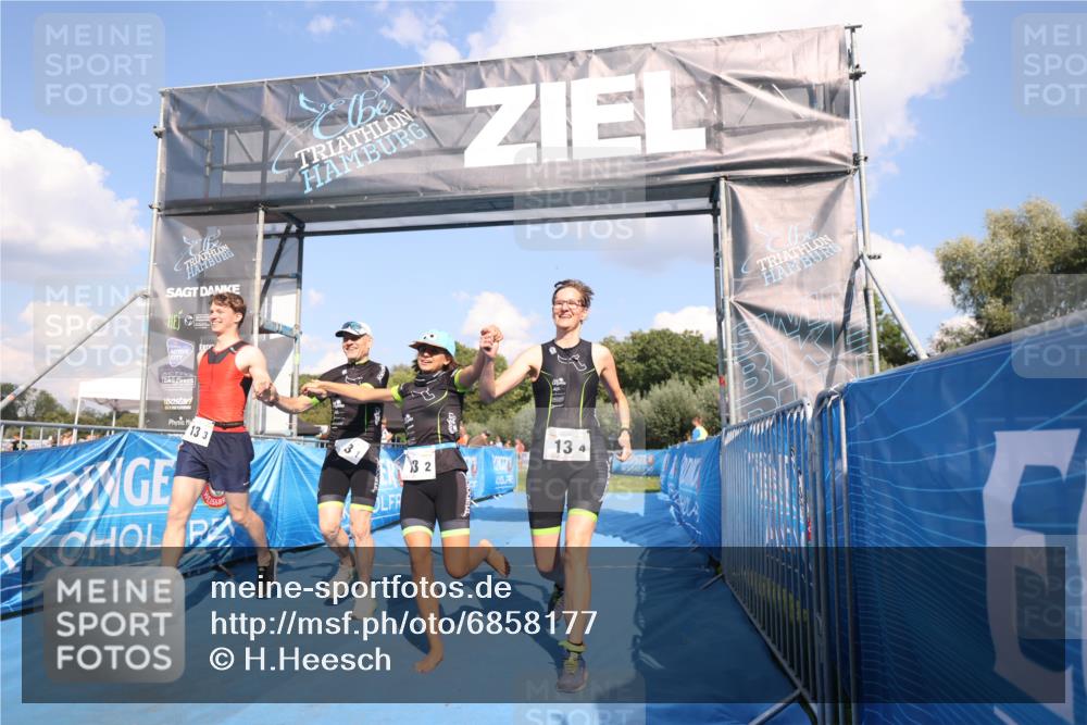 25.08.2024 - Elbe Triathlon Hamburg H.Heesch http://msf.ph/oto/6858177 25.08.2024 16:22:19 Ziel  meine-sportfotos.de