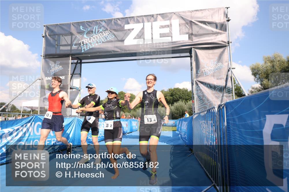 25.08.2024 - Elbe Triathlon Hamburg H.Heesch http://msf.ph/oto/6858182 25.08.2024 16:22:19 Ziel  meine-sportfotos.de