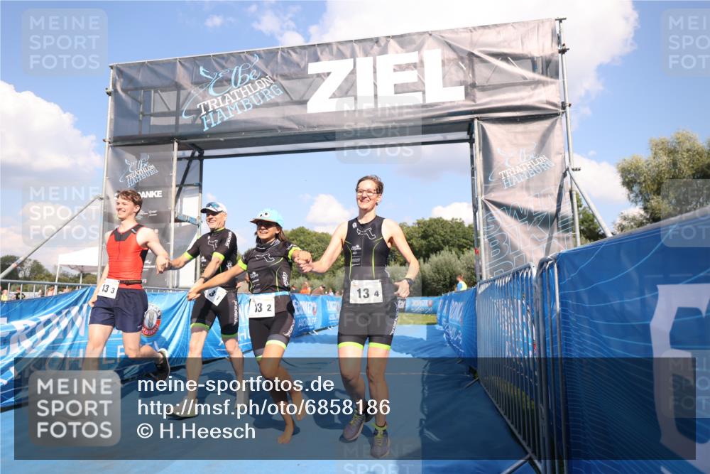 25.08.2024 - Elbe Triathlon Hamburg H.Heesch http://msf.ph/oto/6858186 25.08.2024 16:22:19 Ziel  meine-sportfotos.de