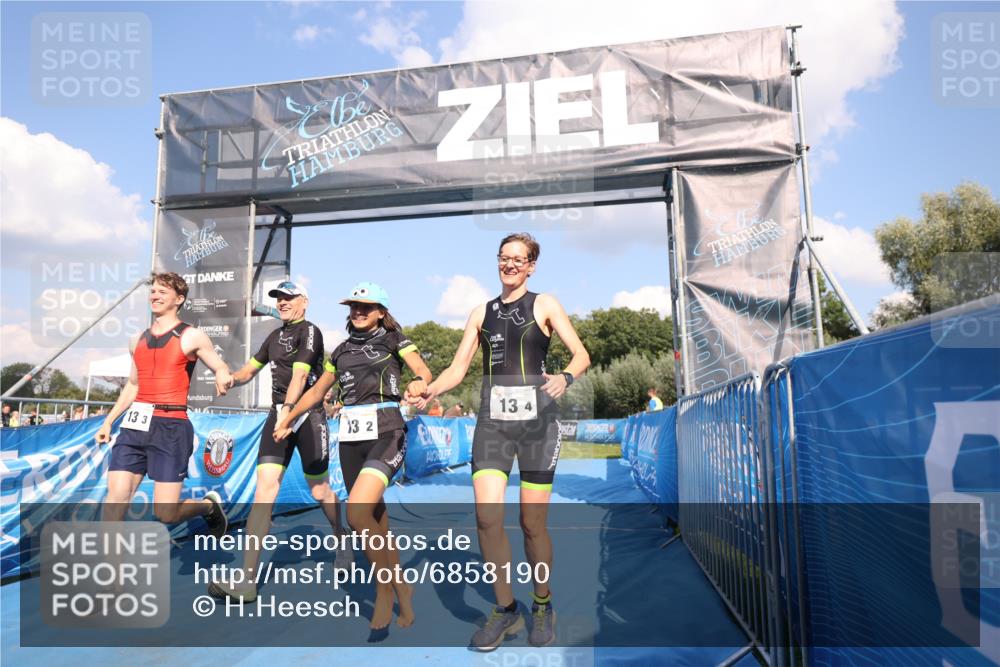 25.08.2024 - Elbe Triathlon Hamburg H.Heesch http://msf.ph/oto/6858190 25.08.2024 16:22:19 Ziel  meine-sportfotos.de